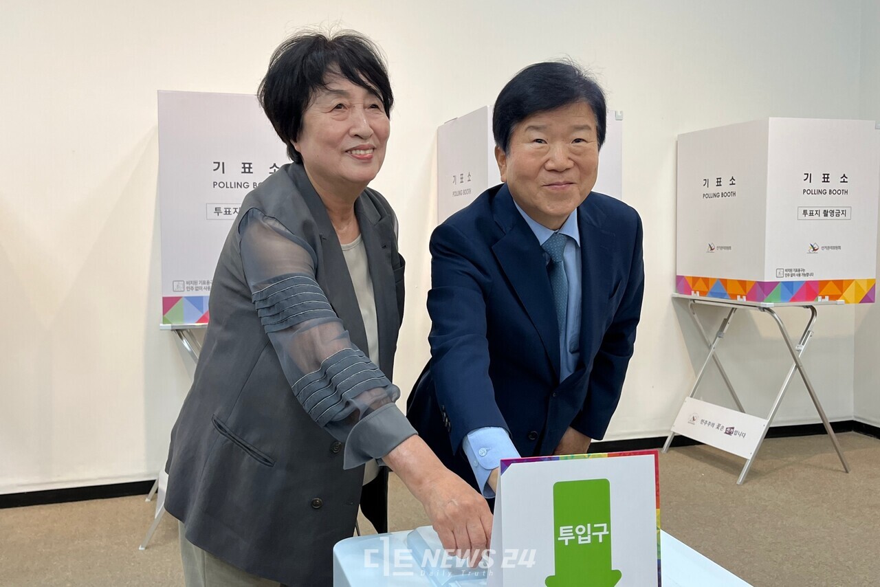 박병석 전 국회의장(오른쪽)이 29일 오전 대전시청에 마련된 둔산1동 사전투표소에서 부인과 한표를 행사했다. 유솔아 기자. 