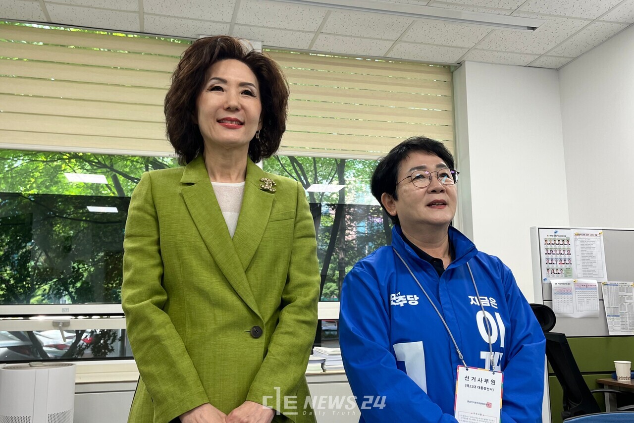 이재명 더불어민주당 대선 후보 중앙 선대위 '서울대 10개 만들기 추진위원장'에 임명된 이진숙 전 충남대 총장(왼쪽)과 박정현 민주당 대전시당 위원장. 유솔아 기자. 