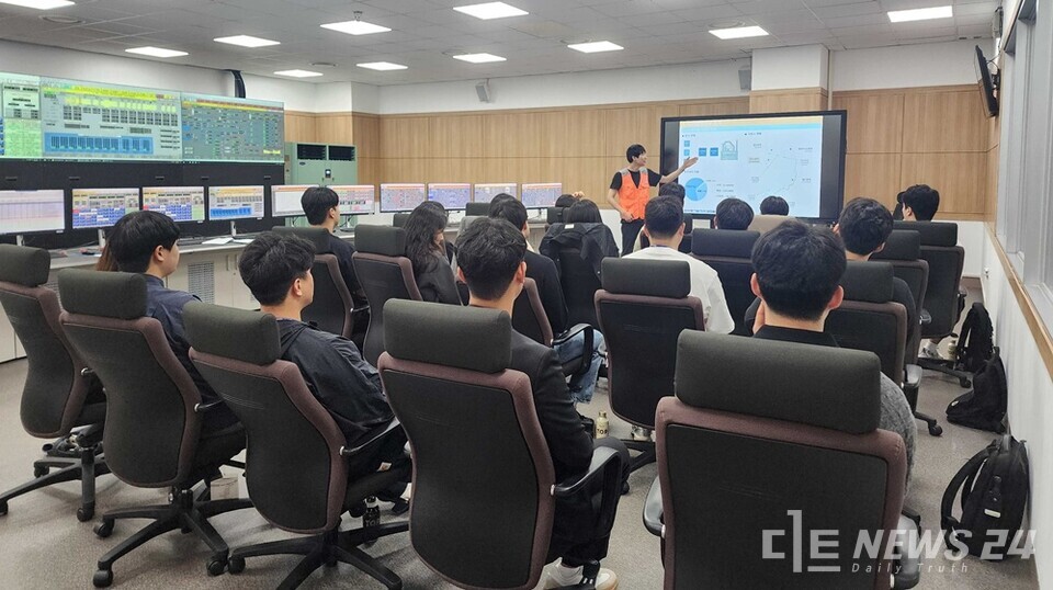 한국동서발전㈜ 당진발전본부가 최근 고용노동부로부터 모의화력 시뮬레이터 설비에 대한 지정직업훈련시설 인정을 획득했다. /당진발전본부