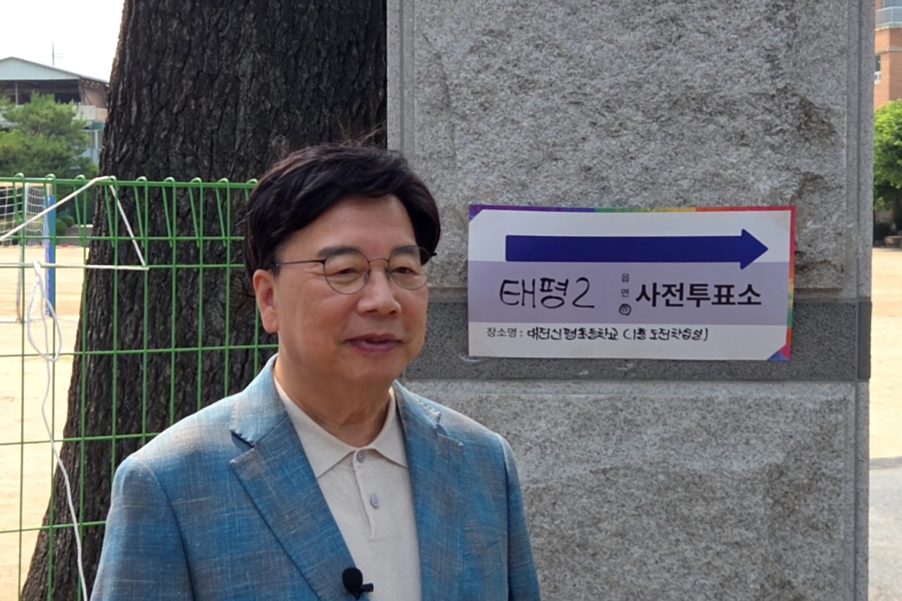 이재명 더불어민주당 대선 후보 중앙 선대위 정부혁신제도개선위원장을 맡은 권선택 전 대전시장이 30일 중구 태평2동 사전투표소에서 투표를 마쳤다. 권 위원장 제공. 