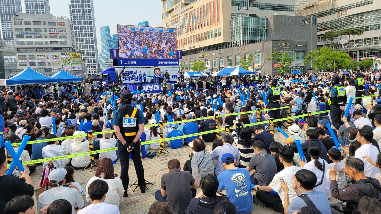 세종 나성동이 이재명 후보 연설을 듣기 위해 모인 세종시민으로 가득 찼다. /사진=권예진 기자
