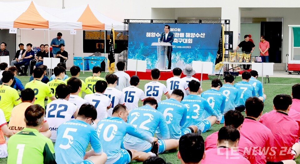 충남 보령시는 지난달 31일 박지성 보령축구트레이닝센터에서 해양수산부 및 산하기관의 친목과 화합을 도모하는 ‘제10회 해양수산부장관배 해양수산 한가족 축구대회’가 선수 및 관계자 250여 명이 참석한 가운데 성황리에 열렸다. 사진은 개회식 모습. /보령시