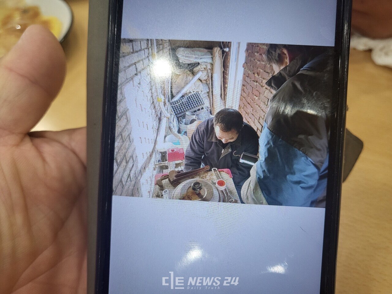 고인의 지인이 보여준 김 씨의 봉사활동 모습.김다소미 기자.