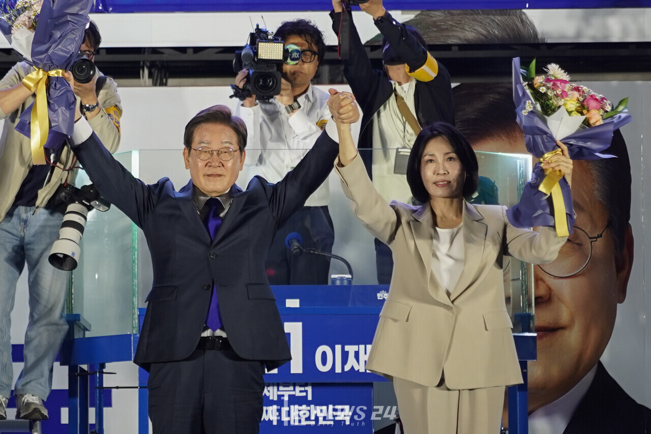 이재명 더불어민주당 대선 후보가 당선이 확실시되면서 4일 오전 국회의사당 정문 앞 지지자가 모인 장소에 모습을 드러냈고, 장내는 함성으로 뒤덮였다. ⓒ황재돈 기자. 