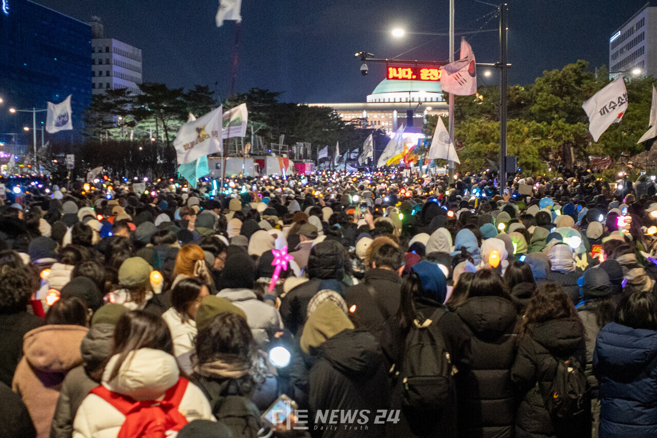 수많은 시민이 지난해 12월 7일 윤석열 전 대통령 탄핵을 위해 국회의사당 앞에 모여든 모습. 황재돈 기자.