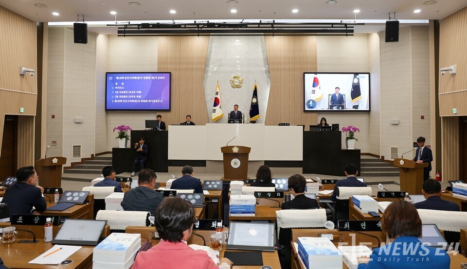 충남 당진시의회가 5일부터 오는 30일까지 26일간 ‘제120회 정례회’를 열고 본격적인 의정활동에 들어갔다. 사진은 5일 열린 ‘제120회 정례회’ 개회식 모습. /당진시의회 