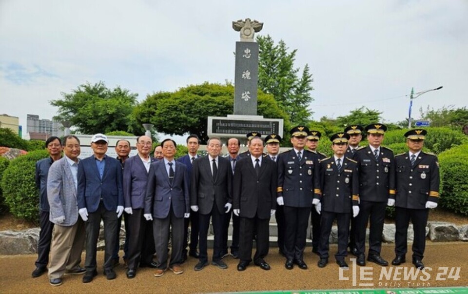 충남 서산재향경우회와 서산경찰서가 6일 오전 제70주년 현충일을 맞아 충혼탑을 참배했다. 사진은 참배 후 기념촬영 모습. /서산재향경우회 
