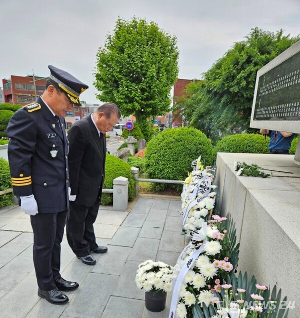 6일 송낙인 서산재향경우회장과 황정인 서산경찰서장의 충혼탑 참배 모습. /서산재향경우회 