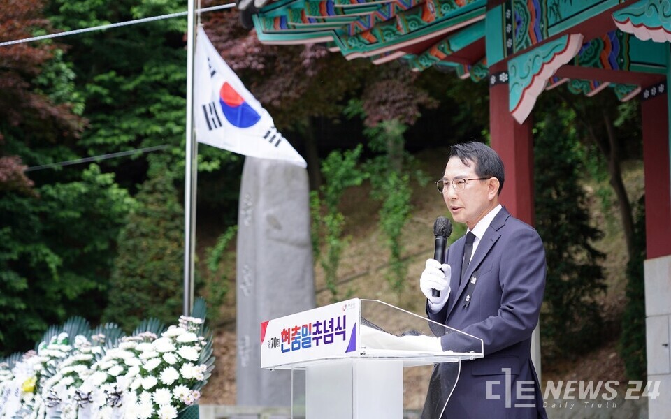 충남 서산시가 6일 순국선열과 호국영령의 명복과 넋, 호국정신을 기리는 ‘제70회 현충일 추념식’을 거행했다. 사진은 이날 부춘산 충령각 일원에서 진행된 추념식에서 추념사를 하고 있는 이완섭 서산시장. /서산시 