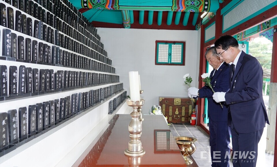 이완섭 서산시장이 6일 충령각에서 열린 현충일 추념식에서 헌화하고 있다. /서산시