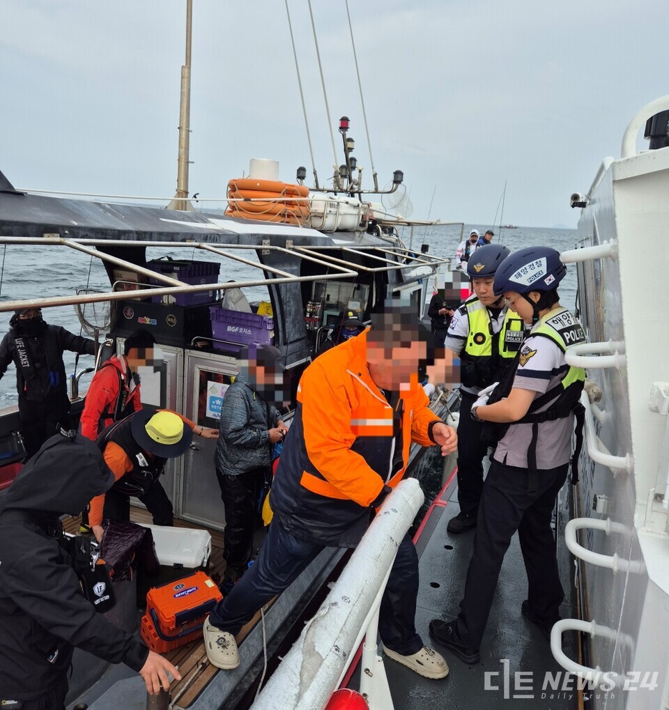 6일 오전 7시 43분경, 충남 서산시 가인서 인근 해상에서 낚시 중이던 레저보트 A호(0.94톤, 승선원 3명)가 전복되는 사고가 발생, 해경이 승선원 3명 전원을 긴급 구조했다. 사진은 구조된 레저보트 승선원들이 평택해경 연안구조정으로 옮겨 타는 모습. /평택해양경찰서