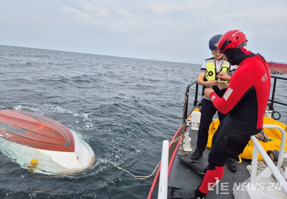 평택해경이 전복된 레저보트의 침몰을 막기 위해 리프트 백을 준비하고 있다. /평택해양경찰서