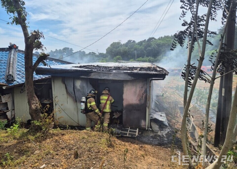 6일 오후 1시 51분경 충남 서산시 팔봉면 흑석리 한 주거용 컨테이너에서 불이 나 신고를 받고 출동한 소방관들이 불을 끄고 있다. /서산소방서