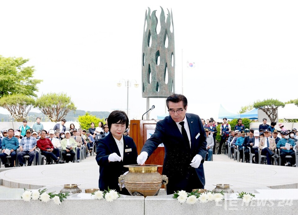 충남 보령시가 6일 궁촌동 소재 현충탑에서 순국선열과 호국영령의 숭고한 희생정신을 기리는 ‘제70회 현충일 추념식’을 개최했다. 사진은 이날 추념식에서 김동일 시장과 최은순 의장의 분향 모습. /보령시