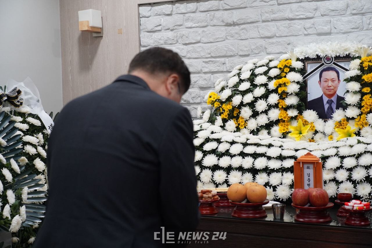 우원식 국회의장이 8일 故김충현 씨의 빈소를 찾아 조문하고 있다. 대책위 제공. 