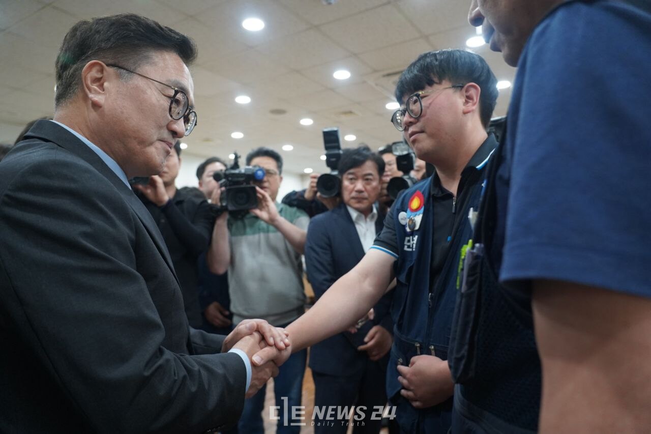 우 의장인 고인의 동료인 김영훈 씨와 악수하고 있다. 대책위 제공. 