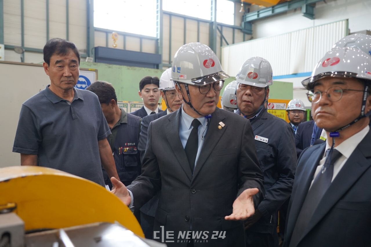 우 의장인 빈소 조문 후 고인이 실제 작업 도중 숨진 태안화력발전소 정비동을 찾아 노동부와 사측의 설명을 듣고 있다. 대책위 제공. 