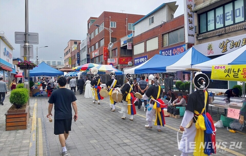 지난 8일 열린 ‘태안 오일장 1주년 맞이 기념공연’ 모습. /태안군