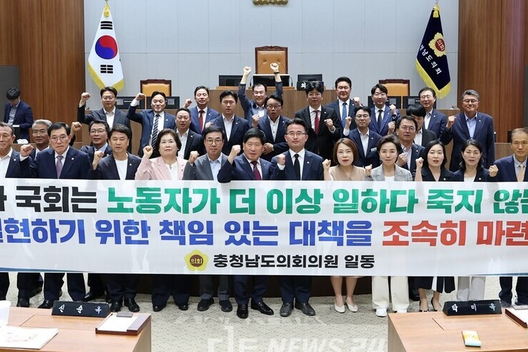 국민의힘 방한일 의원이 두손을 번쩍들어 만세를 하는 듯한 포즈를 취해 논란이다. 도의회 제공. 