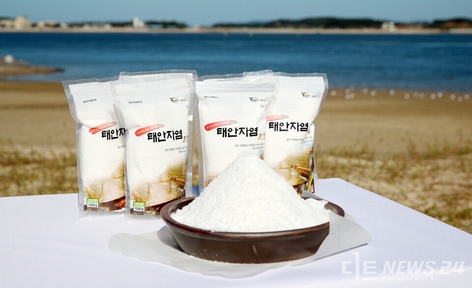  지난 2001년 국내 최초로 태안에서 복원된 우리나라 전통 소금 ‘태안 자염’이 최근 그 맛과 우수성을 인정받으며 ‘식탁 위 명품’으로 자리매김하고 있다. 사진은 태안자염. /태안군