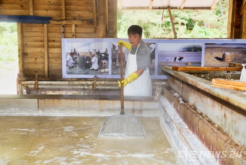 지난 9일 충남 태안군 근흥면의 농업법인에서 자염을 생산하는 모습. /태안군