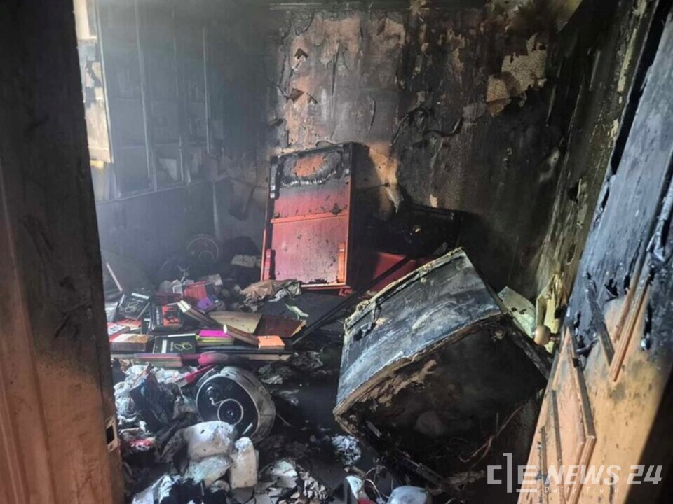 12일 오전 8시21분경 충남 당진시 합덕읍 운산리의 한 5층 아파트 2층에서 불이 났다. 사진은 불에 탄 가재도구와 화재현장 모습. /당진소방서