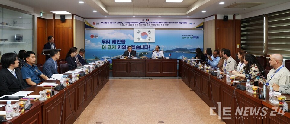 12일 충남 태안군청 및 CCTV 통합관제센터를 방문한 도미니카공화국 관계자들 모습. /태안군