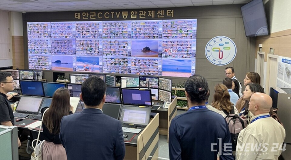 12일 충남 태안군 CCTV 통합관제센터를 방문한 도미니카공화국 관계자들 모습. /태안군