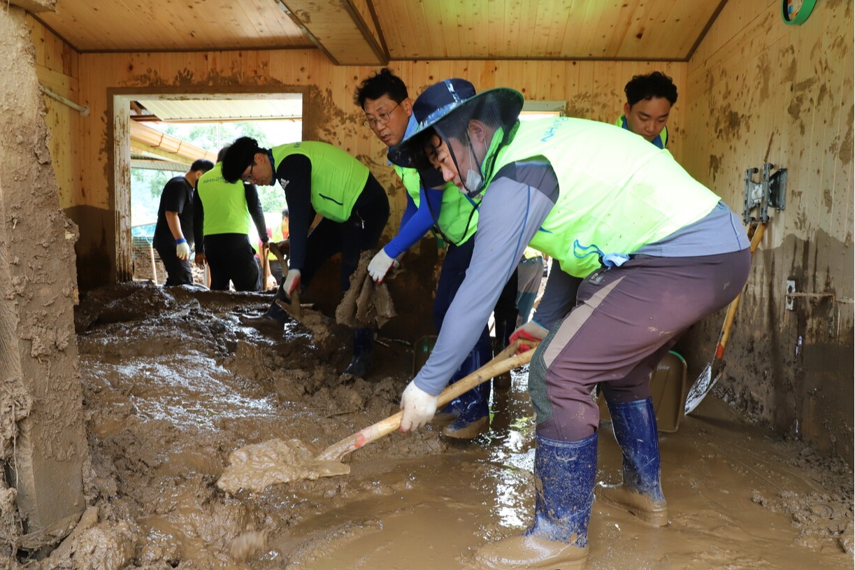 충남세종농협 직원들이 지난해 집중호우 피해가 발생한 부여군 은산면 거전리마을을 찾아 수해복구에 구슬땀을 흘리는 모습. 자료사진. 디트뉴스DB. 