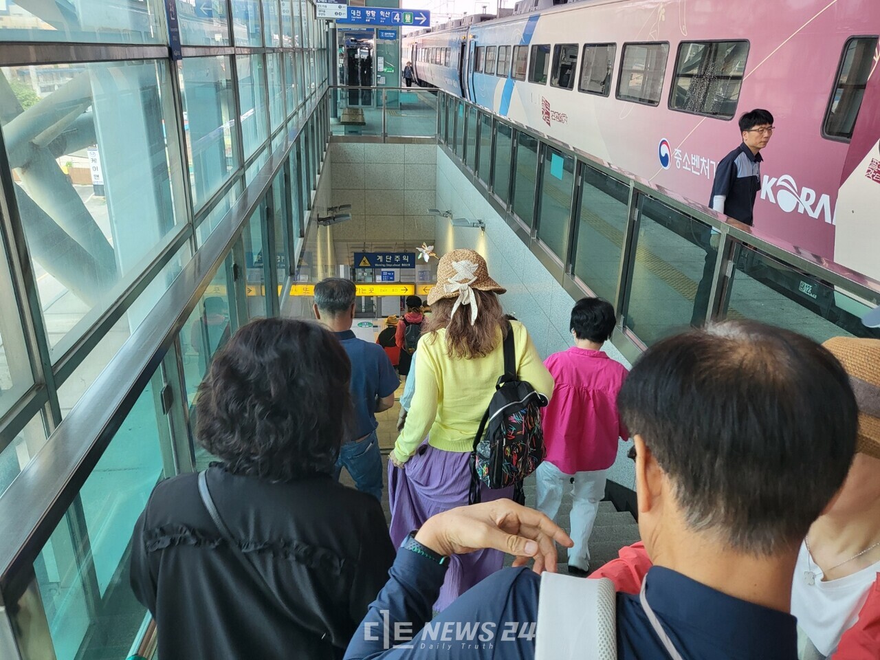 서울에서 낭만열차를 타고 아산에 도착했다. 참가자들은 아산시티투어버스를 타기 위해 이동하고 있다. 김다소미 기자. 