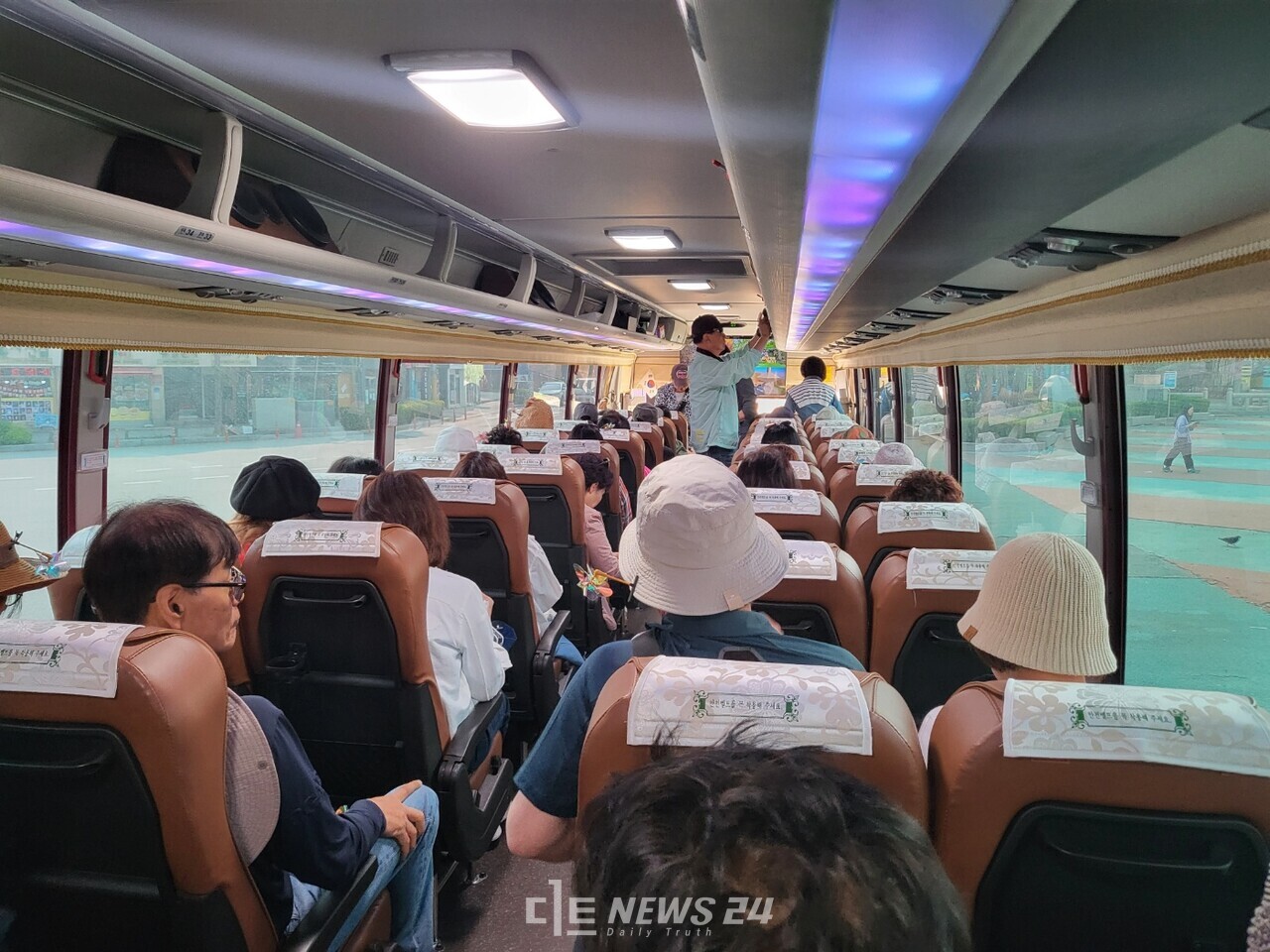 시티투어 버스를 타면 코스별로 관광해설사의 설명을 상세히 들을 수 있다. 현충사와 외암민속마을의 유래부터 주요 관광 스팟까지 모든 정보를 제공한다. 김다소미 기자. 