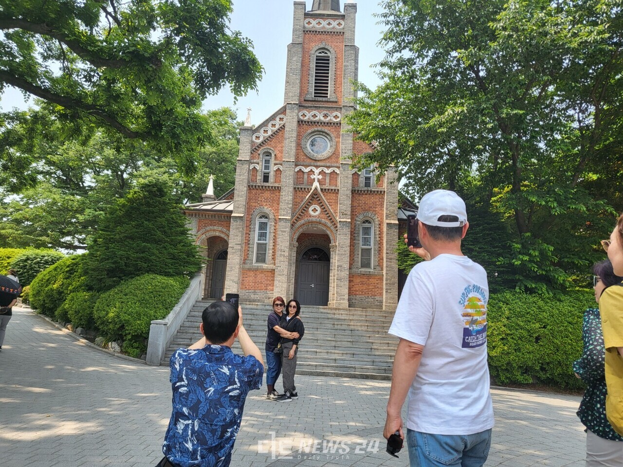 성당 앞에서 낭만열차 관광객들이 포즈를 취하며 사진을 찍는다. 김다소미 기자. 