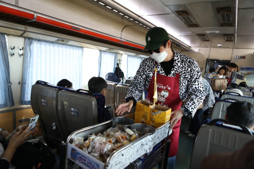 1970년대 기차안의 흔한 풍경이었던 홍익회 카트 모습이다. 삶은 계란도 물론 있다. 충남관광문화재단 제공. 