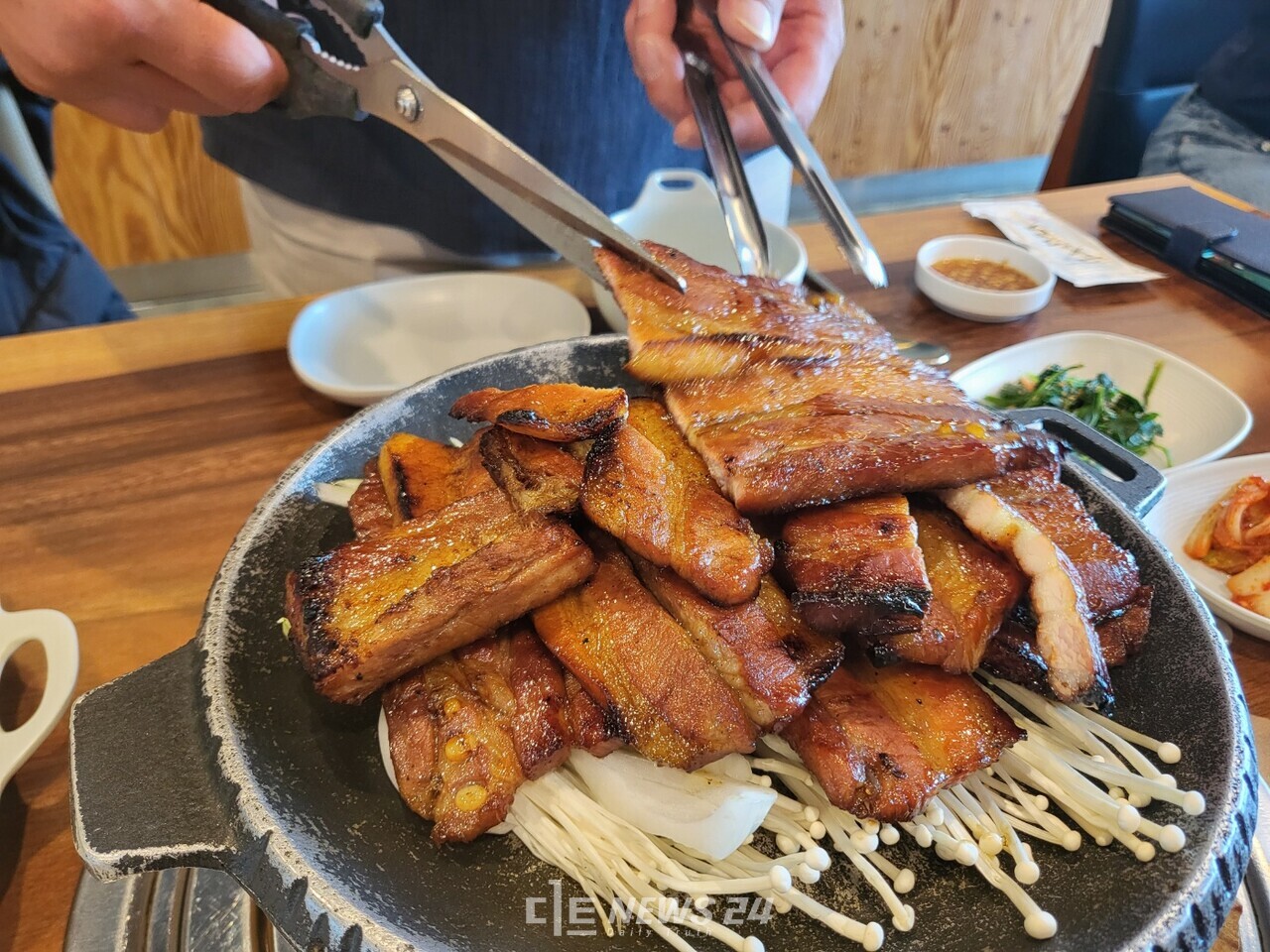 참가자들은 아산시 신정호 인근의 '석갈비 식당'에서 점심을 먹었다. 야들야들한 고기는 참가자들의 미각을 만족시켰다. 김다소미 기자. 