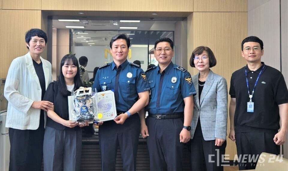 충남 당진경찰서가 17일 전화금융사기(보이스피싱) 피해 예방에 기여한 송악농협 중흥지점 최서희 계장에게 감사장을 전달했다. 사진은 전달식 모습. 왼쪽부터 구본정 중흥지점장, 최서희 계장, 이승용 당진경찰서장, 장남규 송악지구대장, 구본임 상임이사, 윤홍규 피싱범죄수사팀장. /당진경찰서
