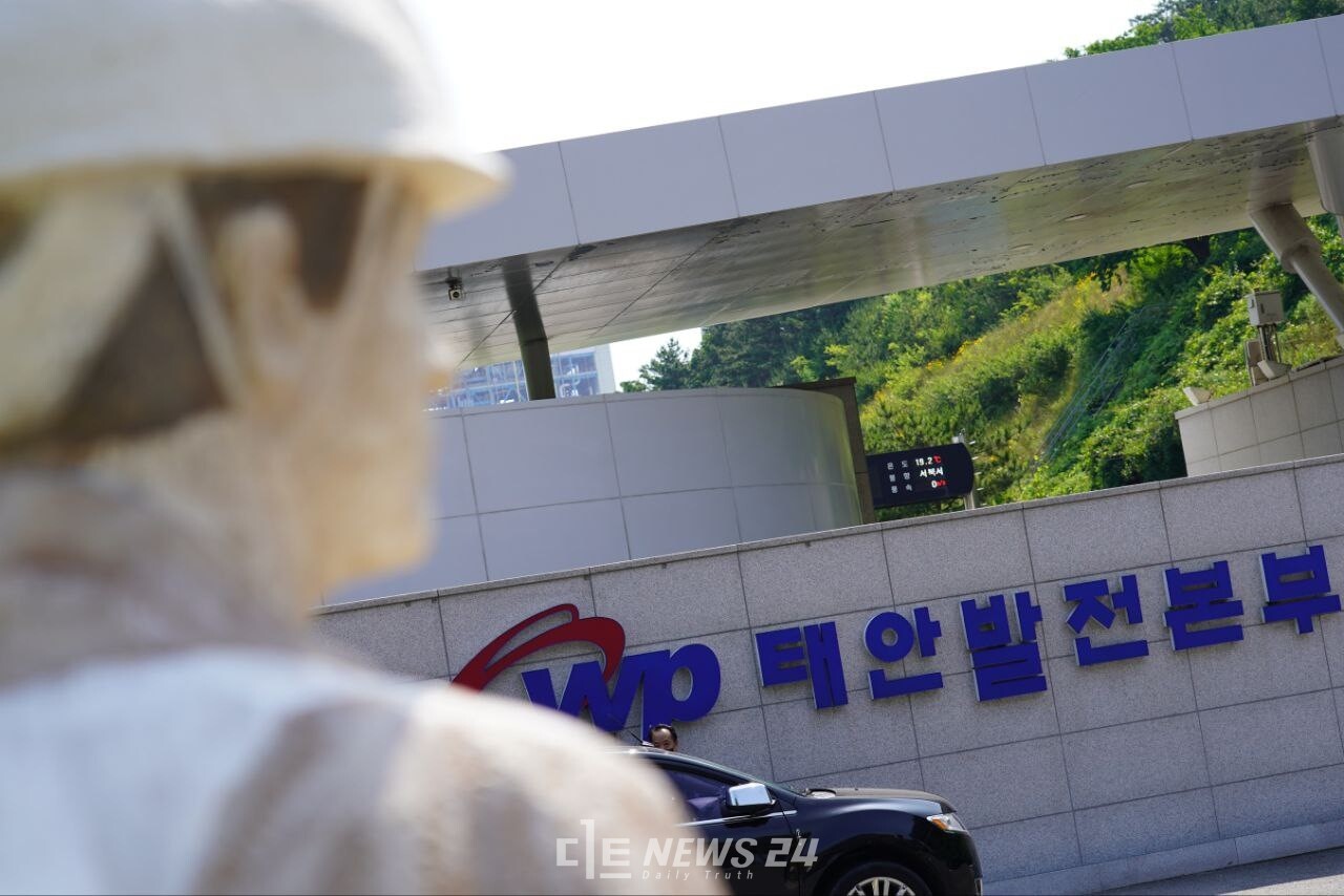 태안화력발전소 정문 앞 세워진 故김용균의 동상. 대책위 제공. 