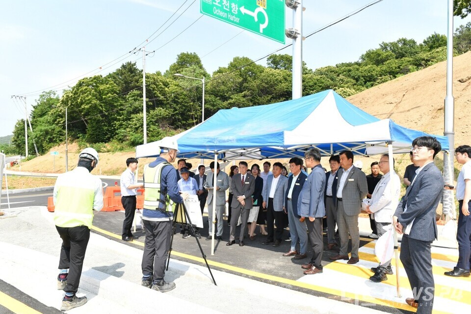 충남 보령시의회가 지난 17일, 2025년도 행정사무감사 기간 중 도로과 관련 사업인 ‘지방도 610호 오천 우회도로 개설공사’ 현장을 방문해 민원사항에 대한 현지 확인을 벌였다. /보령시의회