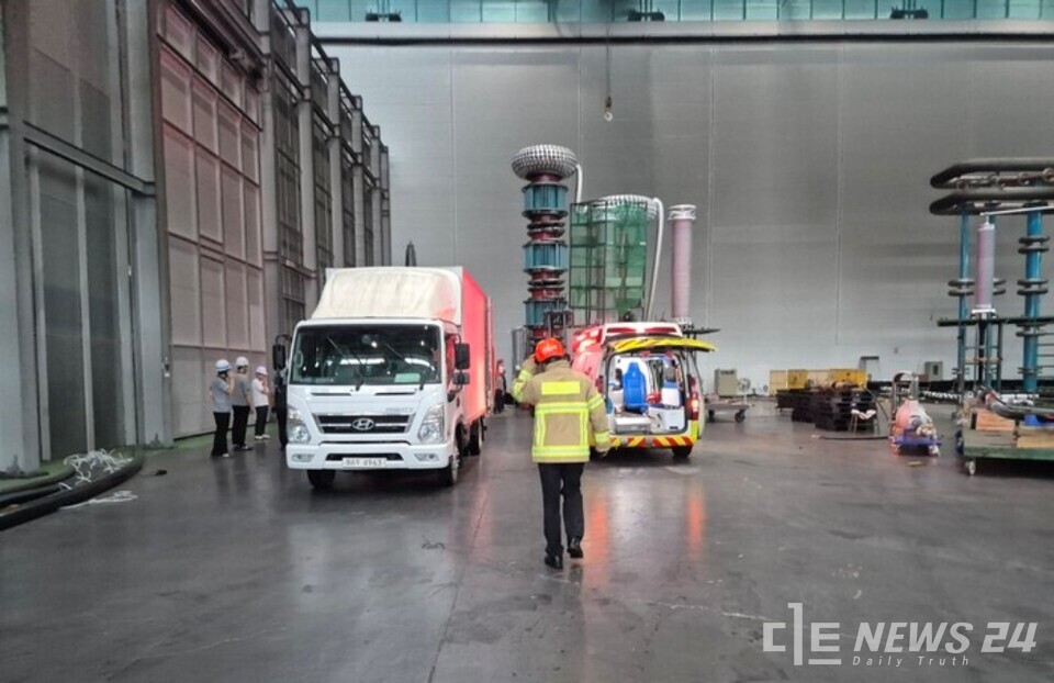 20일 철재 구조물 깔림사고가 발생한 대한전선 당진공장에서 119구조대가 사고를 수습하고 있다. /당진소방서