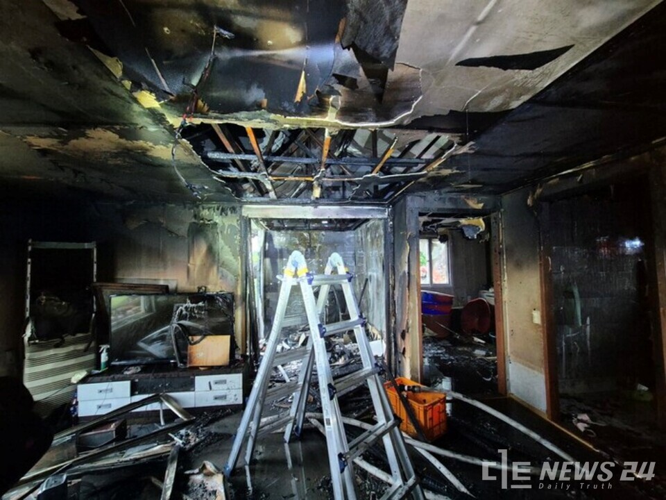 불에 탄 단독주택 화재현장 모습. /당진소방서