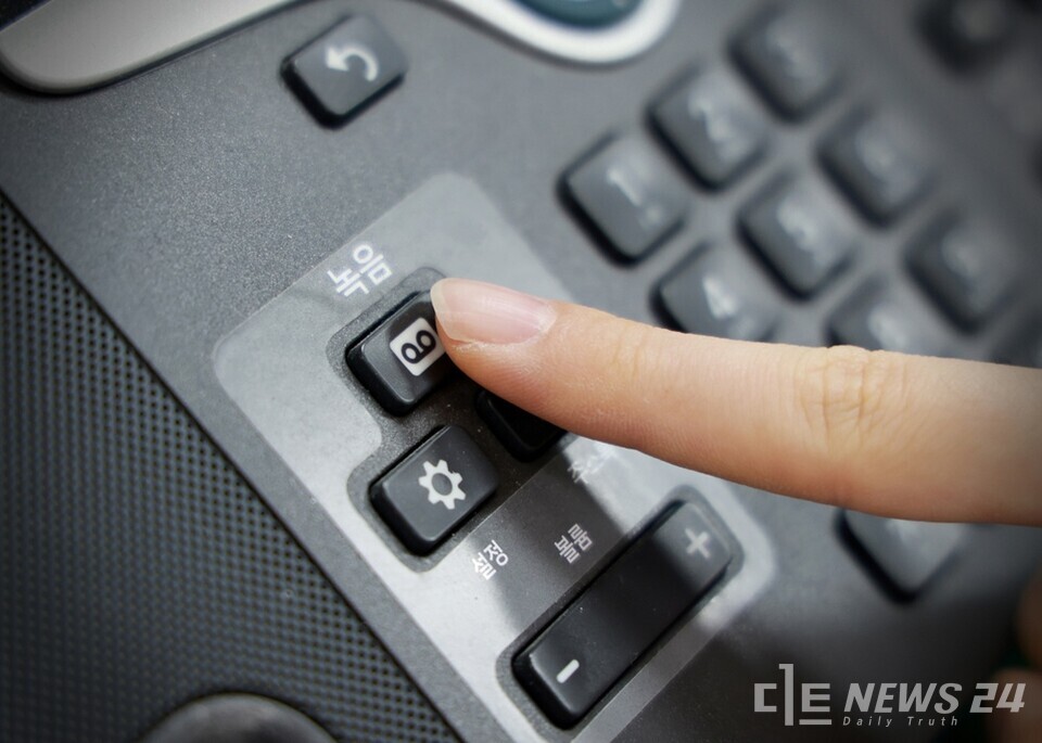 최근 공직사회에서 악성 민원에 따른 직원 피해가 이어지고 있는 가운데, 충남 태안군이 직원 보호를 위해 행정전화 녹취 시스템을 새롭게 개편한다. 사진은 행정전화기 사용 모습. /태안군