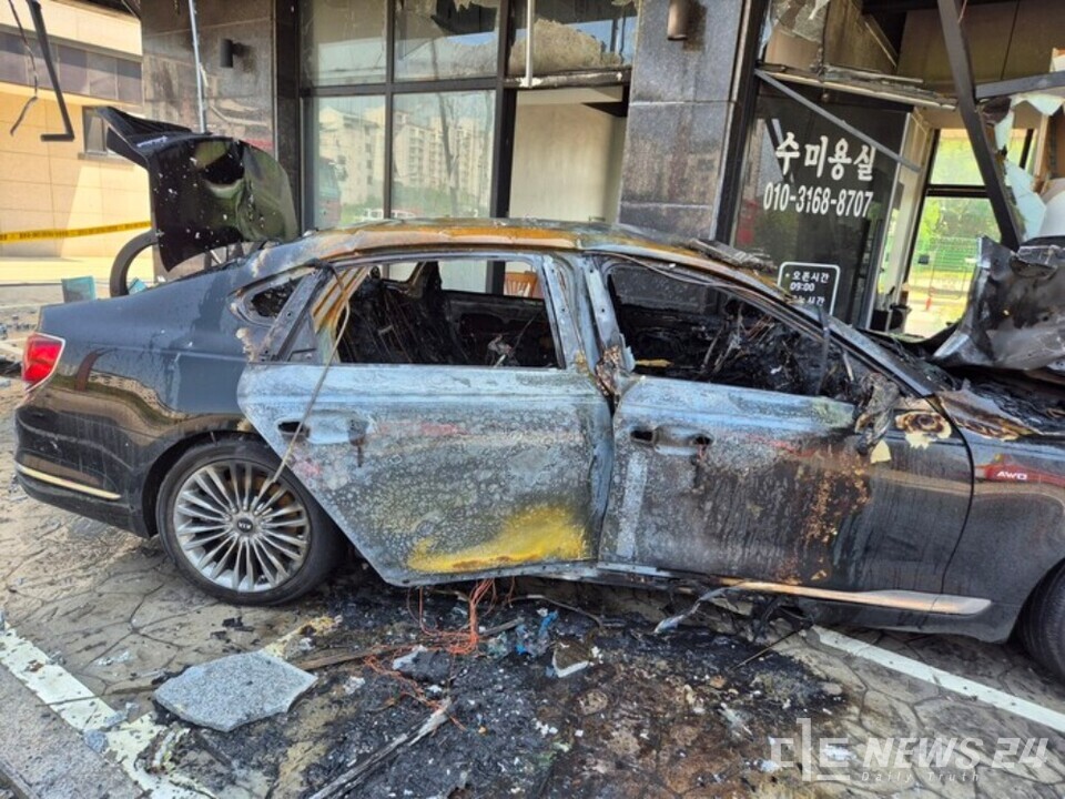 23일 오전 9시 29분경 충남 당진시 석문면 통정리 한 도로에서 주행 중이던 K8승용차가 도로를 이탈해 건물을 들이받고 불이 났다. 사진은 불에 탄 사고현장 모습. /당진소방서