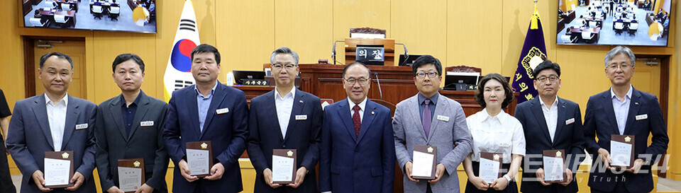 충남 서산시의회가 25일 제306회 제1차 정례회 제2차 본회의를 열고, 조례·규칙안 7건, 동의안 2건, 승인안 1건, 2025년도 행정사무감사 결과보고서 채택의 건 등 총 18개 안건을 처리했다. 사진은 이날 본회의에 앞서 진행된 행정사무감사 우수부서 표창식 모습. /서산시의회