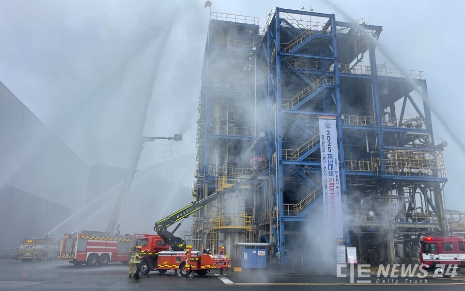 충남 서산시가 25일 코오롱인더스트리 대산공장에서 복합 재난 시 유기적이고 신속한 대응 체계 강화를 위한 ‘2025년 재난 대비 안전충남훈련’을 실시했다. 사진은 안전충남훈련 모습. /서산시