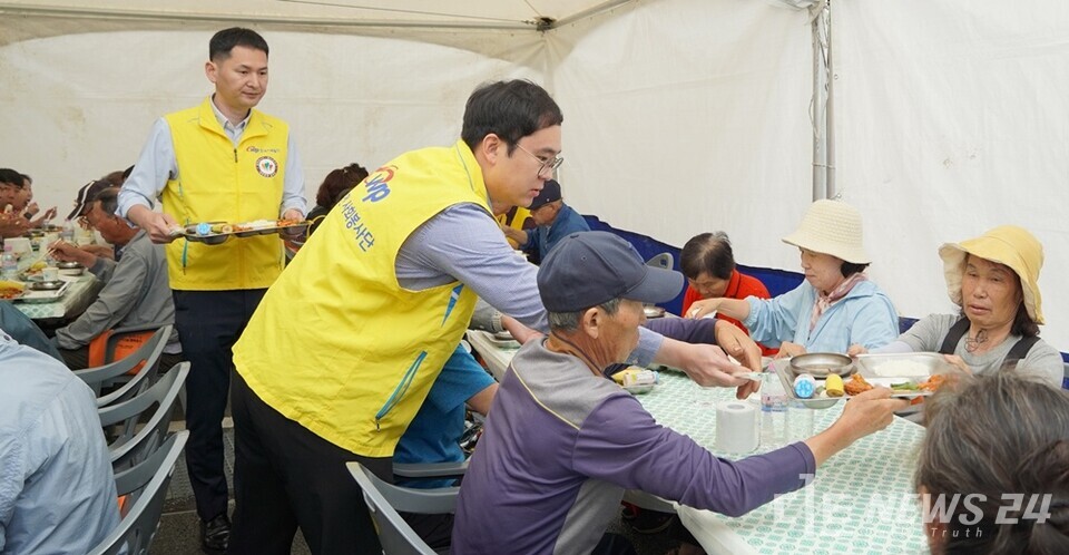25일 충남 태안군 자원봉사센터에서 400여 명의 어르신에게 배식 봉사를 하고 있는 서부발전 임직원들. /한국서부발전