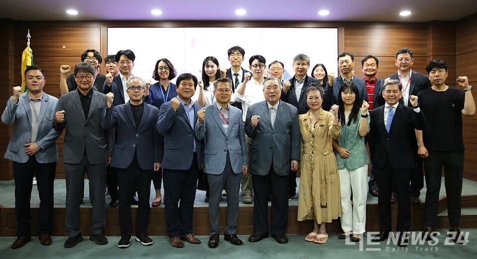 한서대학교가 충남도와 충남문화관광재단과 함께 25일 서산캠퍼스에서 ‘2025년 제3회 충남 문화관광포럼’을 개최했다. 사진은 함기선 총장(앞줄 왼쪽에서 여섯 번째) 등 포럼 참석자들의 기념촬영 모습. /한서대 