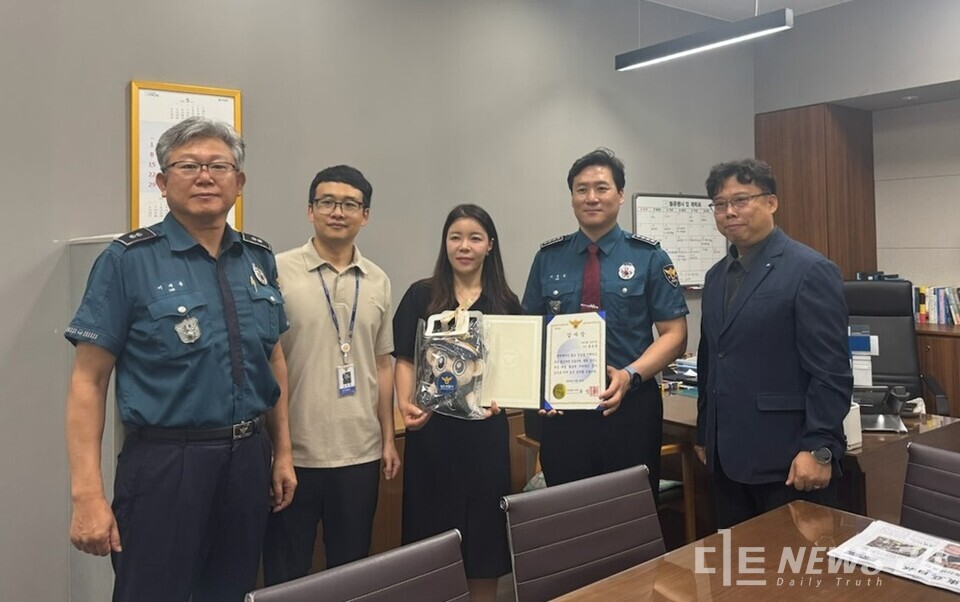 충남 당진경찰서가 25일 전화금융사기(보이스피싱) 피해 예방에 기여한 우리은행 당진지점 홍은영 차장에게 감사장을 전달했다. 사진은 감사장 전달 모습. 왼쪽부터 이재훈 중앙지구대장, 윤홍규 피싱범죄수사팀장, 우리은행 홍은영 차장, 이승용 당진경찰서장, 우리은행 강영섭 당진지점장. /당진경찰서