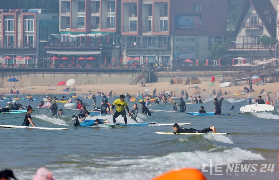 '서핑 천국'이란 명성을 얻고 있는 충남 태안군 만리포 해수욕장 모습. /태안군
