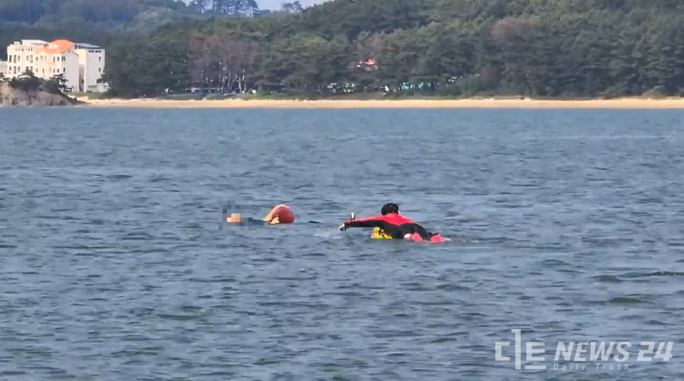 충남 태안해양경찰서가 26일 오후 3시 17분경 태안군 남면   마검포항 인근 해상에 빠진 익수자 A씨를 구조했다. 사진은 익수자 구조 모습. /태안해경