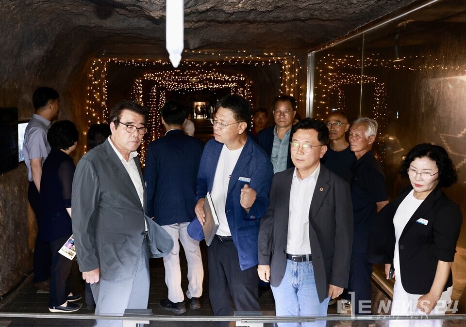 27일 열린 개장식 후 김동일 보령시장(왼쪽)이 냉풍욕장을 둘러보고 있다. /보령시 