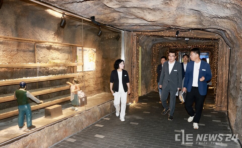 27일 김동일 보령시장(가운데)과 최은순 보령시의회 의장(왼쪽)이 냉풍욕장을 둘러보고 있다. /보령시